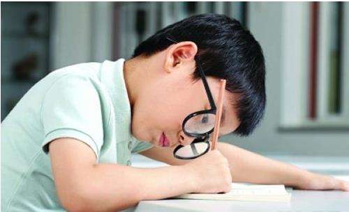 如何預防近視度數增高？視普泰驗光師培訓有妙招