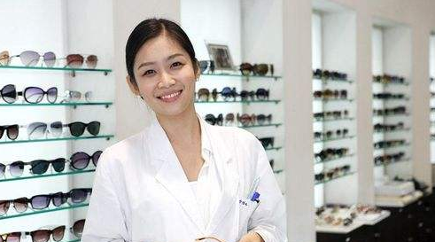 【開眼鏡店】眼鏡店店員說太累了要辭職！店長這樣說......