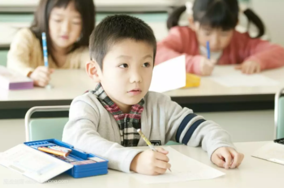 每2個小學生中就有1個近視，廈門市教育部門擬從改造教室燈光入手解決問題