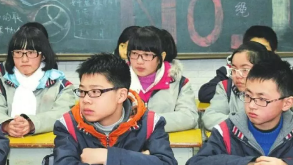 每2個小學生中就有1個近視，廈門市教育部門擬從改造教室燈光入手解決問題