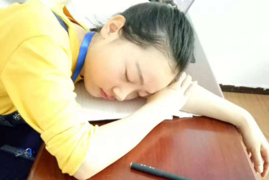 驗光師閑聊：趴在桌上午睡，考慮過眼睛的健康嗎？